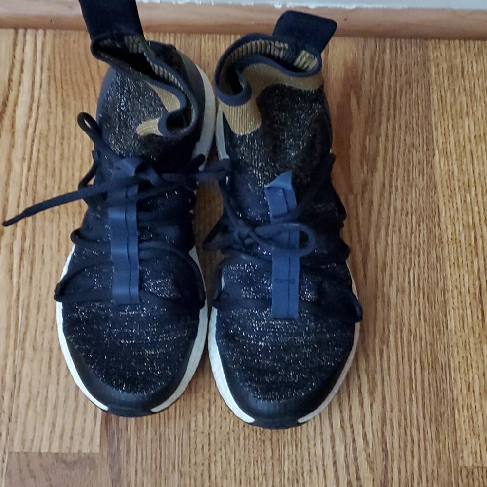 Tennis shoes